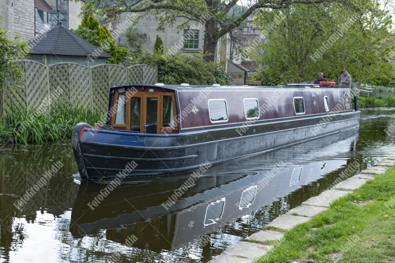 Narrow boat on canal in Batheaston