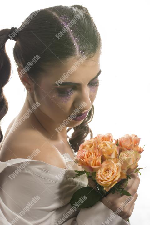 Glittering make up and yellow roses